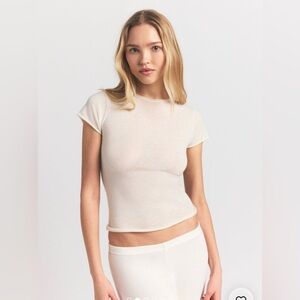 SKIMS Cashmere Tee in Egret S